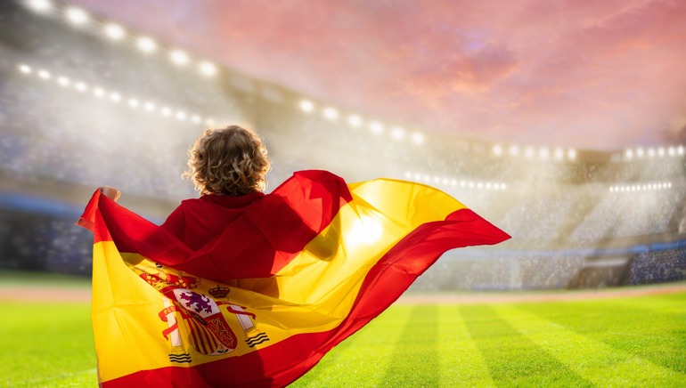 Bandera de España y campo de fútbol